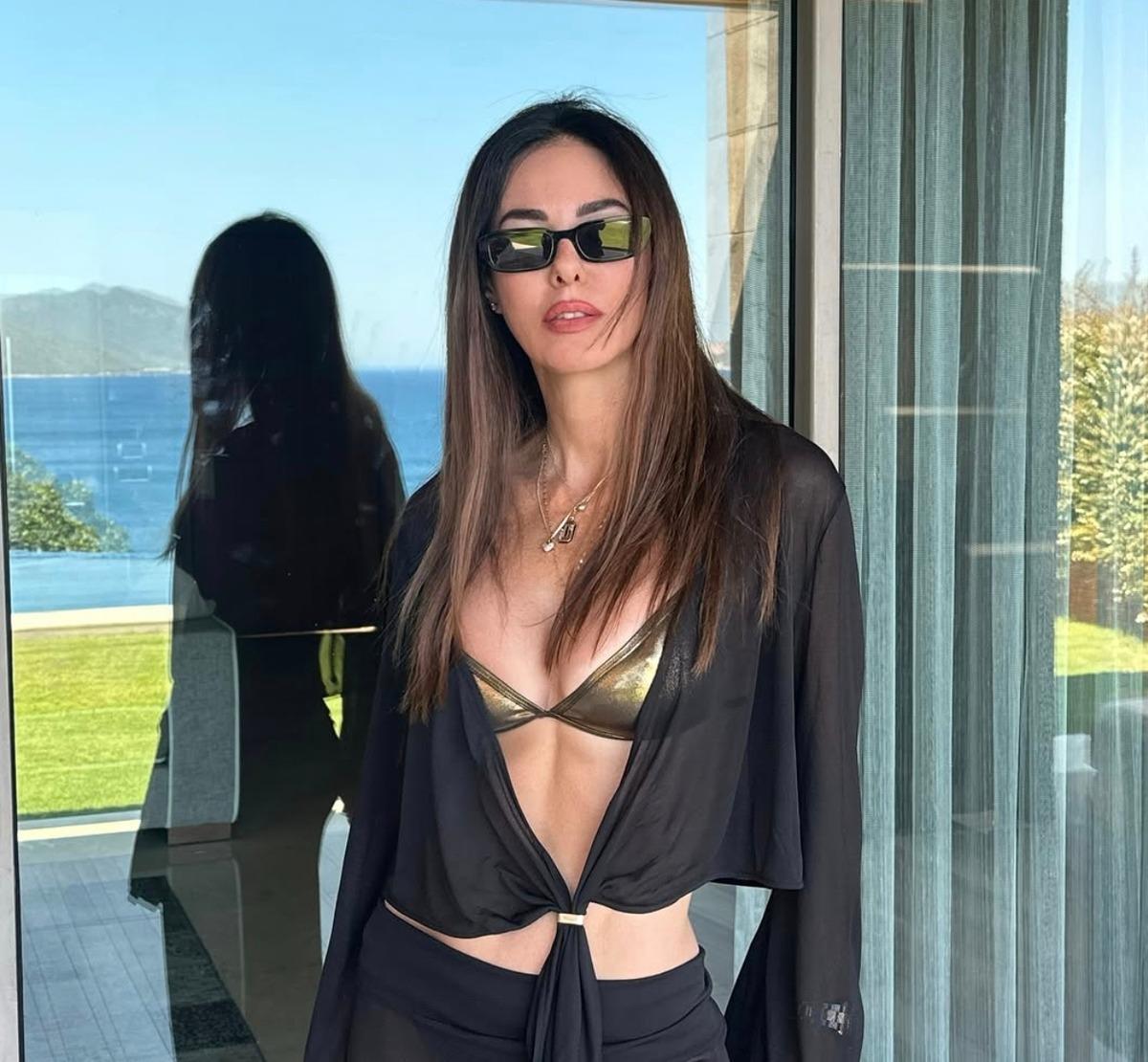 53 yaşındaki Defne Samyeli’den bikinili pozlar! O detay gözlerden kaçmadı 1