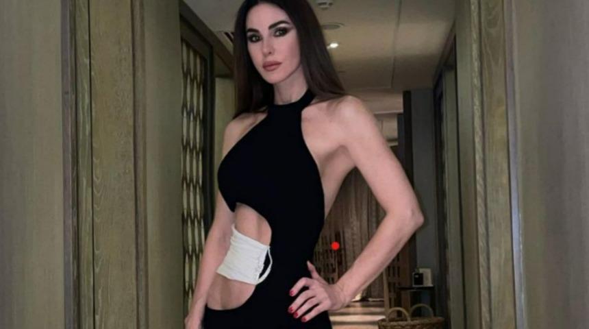 53 yaşındaki Defne Samyeli&rsquo;den bikinili pozlar! O detay g&ouml;zlerden ka&ccedil;madı 