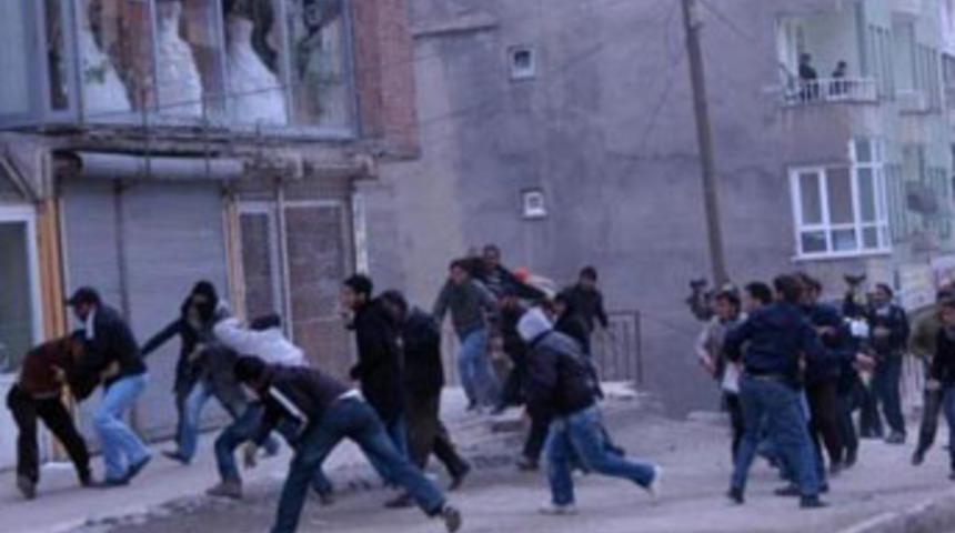 Polis ekibine saldırıya 9 g&ouml;zaltı