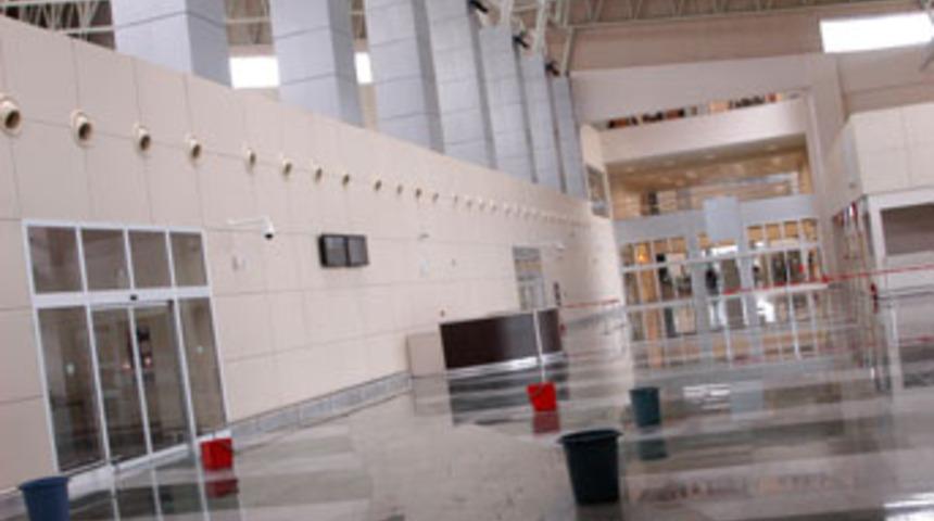 Havaalanında yağmur damlalarına kovalı &ouml;nlem