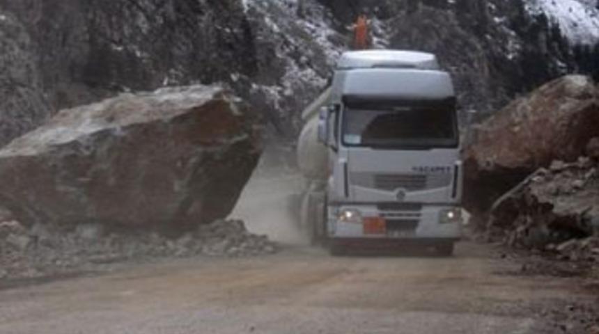 Hakkari- Van karayoluna kaya d&uuml;şt&uuml;