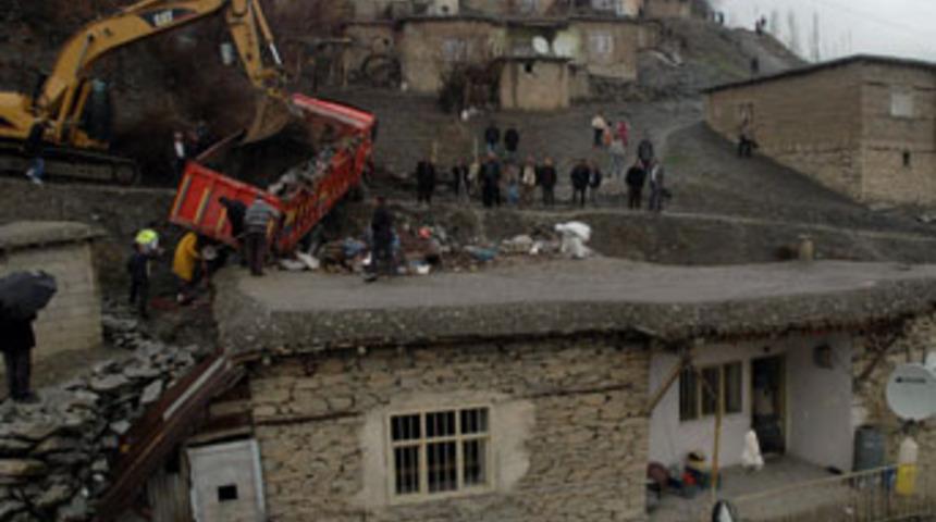 &Ccedil;&ouml;p kamyonu evin &uuml;zerine devrildi