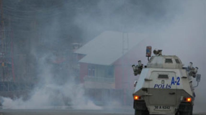 İzinsiz g&ouml;steriye polis m&uuml;dahalesi