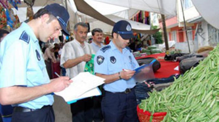 Kaldırımı işgal eden esnafa zabıtadan uyarı