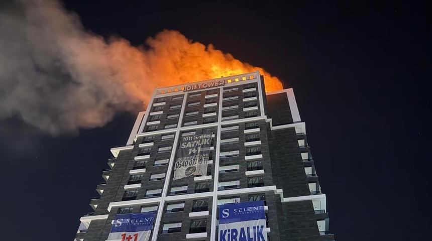 Ankara'da bir binanın &ccedil;atısında yangın &ccedil;ıktı