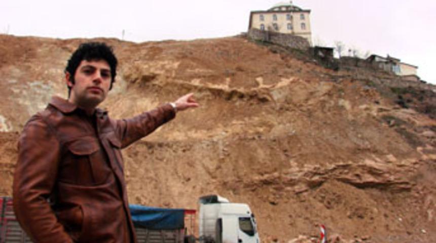 G&uuml;m&uuml;şhane- Erzurum karayolunda heyelan riski