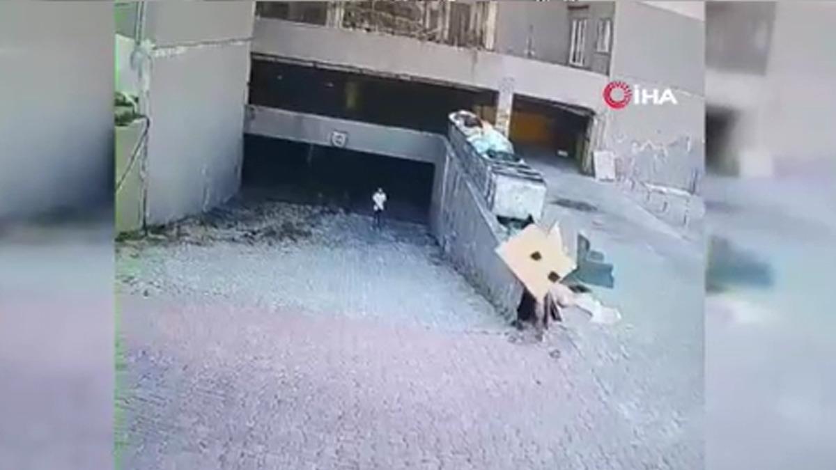Esenyurt ta sitedeki yangında can pazarı: Baba ve oğlu camın &ouml;n&uuml;ne &ccedil;ıkarak kurtarılmayı bekledi 7