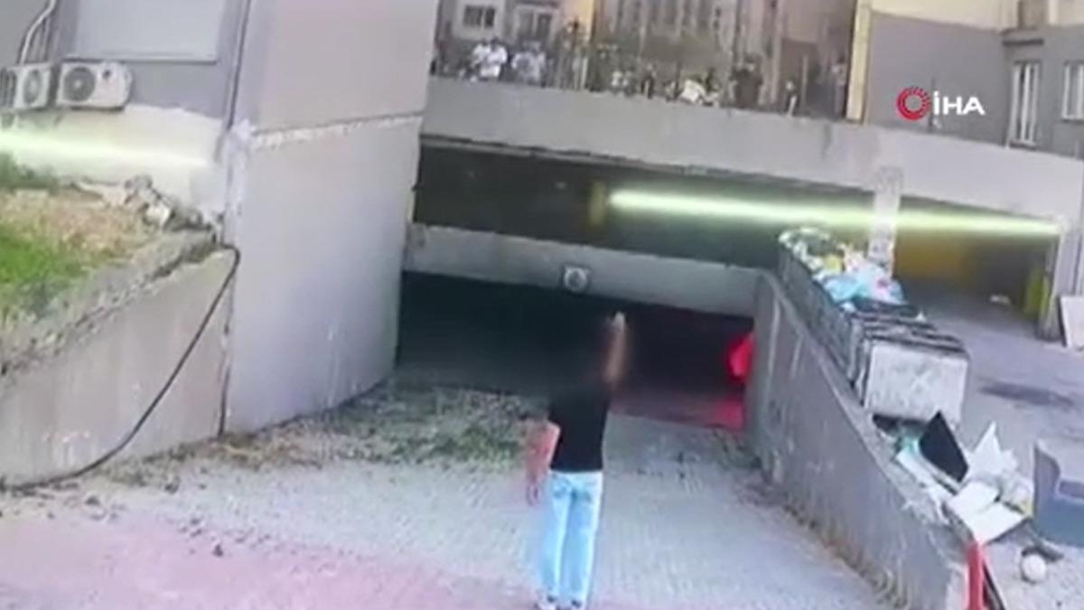 Esenyurt ta sitedeki yangında can pazarı: Baba ve oğlu camın &ouml;n&uuml;ne &ccedil;ıkarak kurtarılmayı bekledi 8
