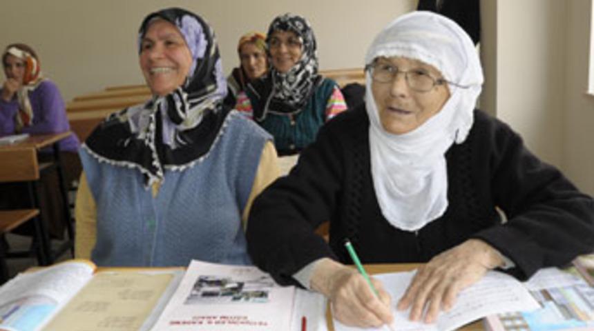 Umre i&ccedil;in 87 yaşında okuma yazma &ouml;ğrendi