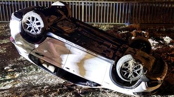 &Uuml;mraniye'de şarampole devrilen otomobilin s&uuml;r&uuml;c&uuml;s&uuml; &ouml;ld&uuml;