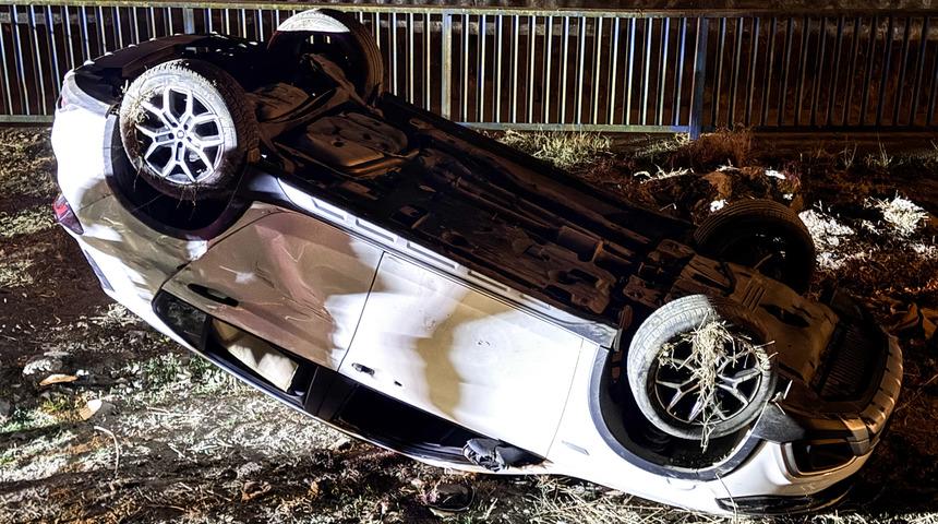 &Uuml;mraniye'de şarampole devrilen otomobilin s&uuml;r&uuml;c&uuml;s&uuml; &ouml;ld&uuml;