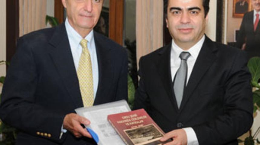 &Uuml;nl&uuml; cerrah Vali D&uuml;zg&uuml;n'&uuml; ziyaret etti