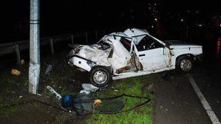 Otomobil bariyerlere çarptı; 4 yaralı