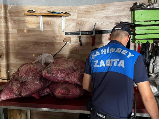 Gaziantep&rsquo;te mide bulandıran g&ouml;r&uuml;nt&uuml;ler: 500 kilo bozuk ciğer ve et &uuml;r&uuml;n&uuml; ele ge&ccedil;irildi