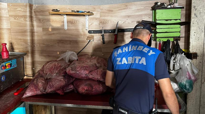 Gaziantep&rsquo;te mide bulandıran g&ouml;r&uuml;nt&uuml;ler: 500 kilo bozuk ciğer ve et &uuml;r&uuml;n&uuml; ele ge&ccedil;irildi