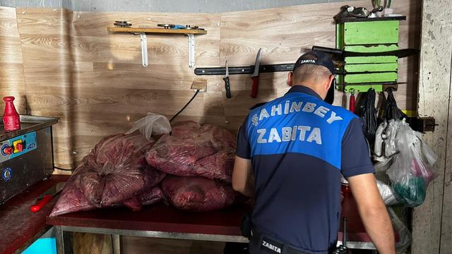 Gaziantep’te mide bulandıran görüntüler: 500 kilo bozuk ciğer ve et ürünü ele geçirildi