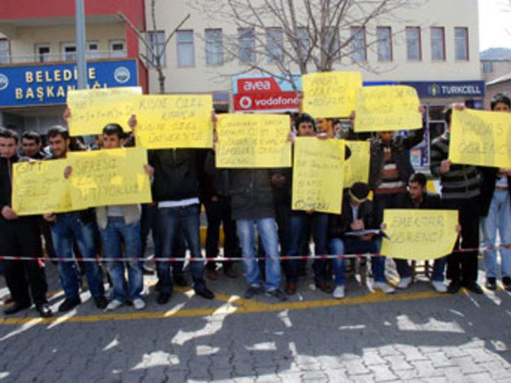 Muş'ta öğrenciler ÖSYM'yi protesto etti