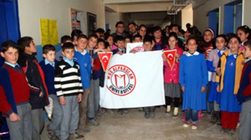 &Uuml;niversite &ouml;ğrencilerinden &ouml;rnek davranış