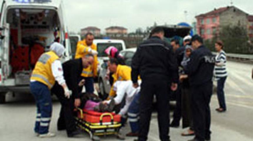 Geri manevra yapan otomobil altında kaldı