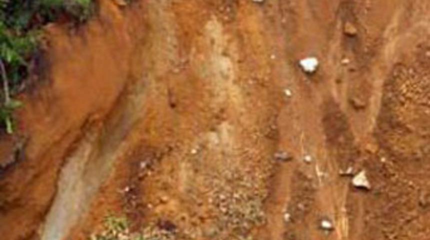 Falezden kopan kayalar denize d&uuml;şt&uuml;