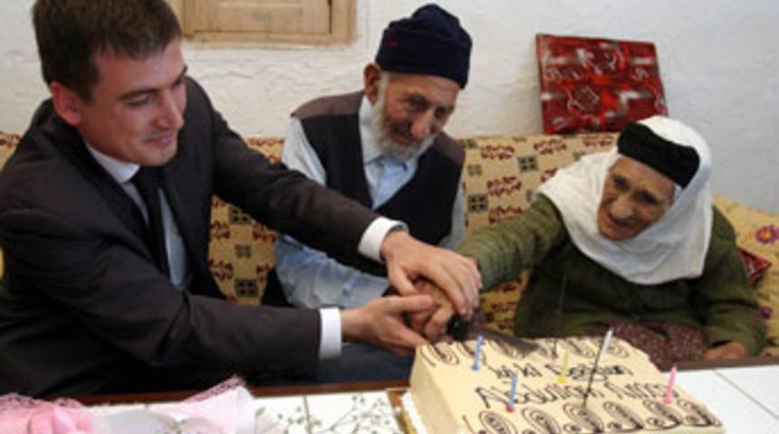 Asırlık aşıkların doğum g&uuml;n&uuml; kutlandı