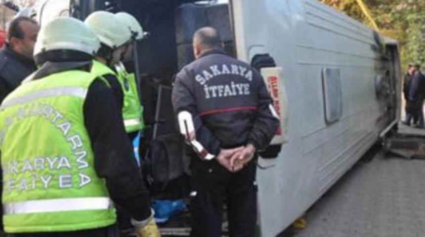 Servis otob&uuml;s&uuml; devrildi: 8 yaralı