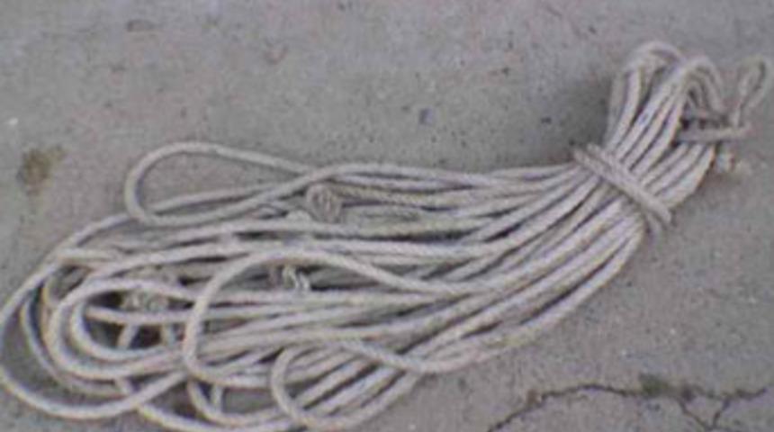 İnğeni karnından 8 metrelik ip çıktı