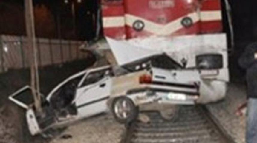 Tren otomobile çarptı