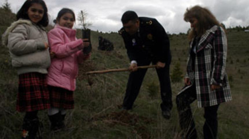 Polis ve öğrenciler fidan dikti