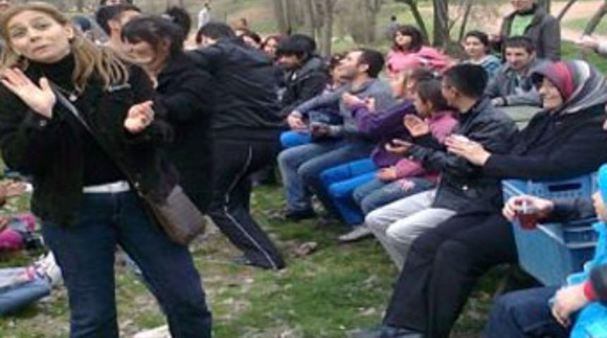 Yardımseverler hem fidan dikti hem de piknik