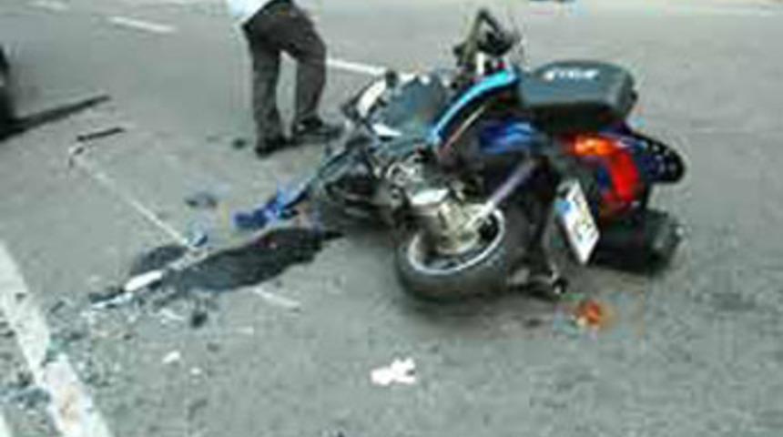 Otomobille motosiklet çarpıştı