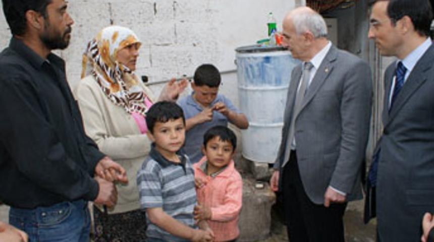 Valisi Odabaş ev ziyaretlerinde...