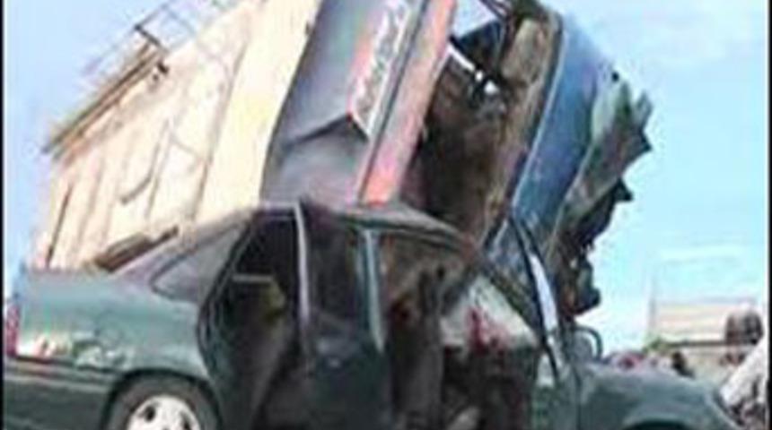 Otomobille kamyonet çarpıştı: 7 yaralı