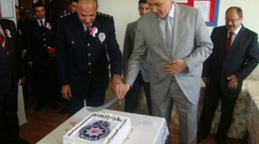 Polis haftası pasta kesilerek kutlandı