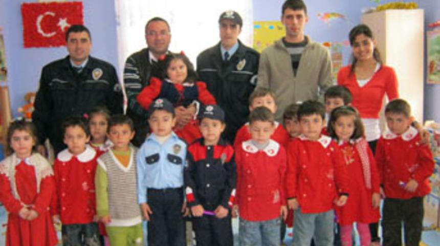 Polisler miniklerle buluştu