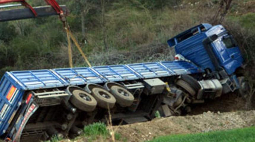 Sülfat yüklü TIR devrildi