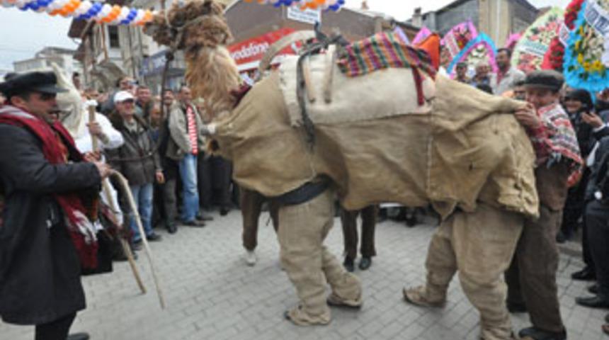 Seyirlik deve oyunu ilgi gördü
