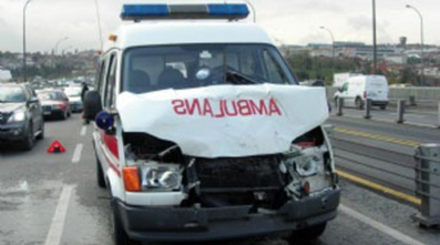 Hasta taşıyan ambulans kaza yaptı