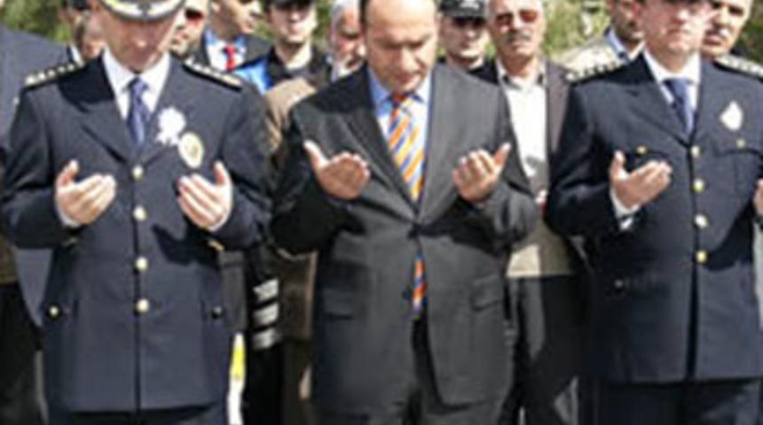 Şehit polisler mezarları başında anıldı