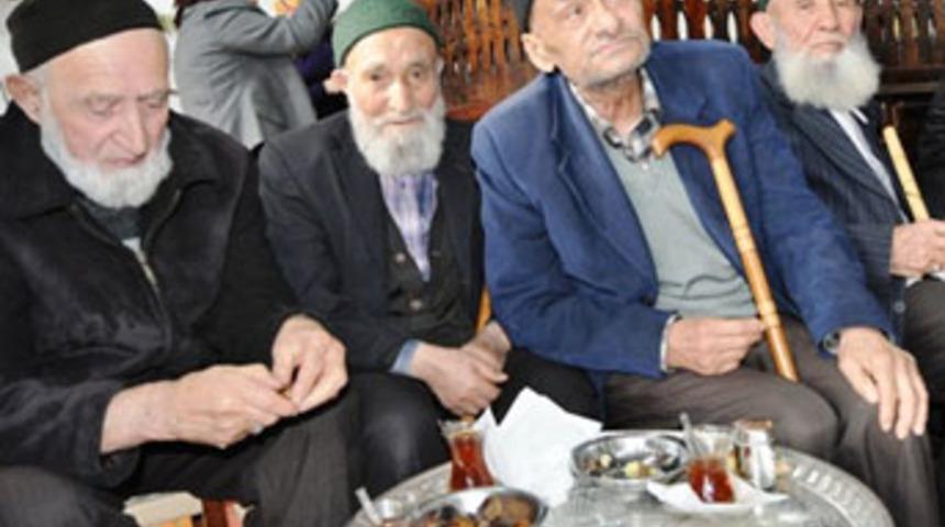 Yaşlıların başkan mutluluğu