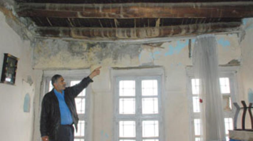 Oturulmaz raporu verilen evde yaşıyorlar