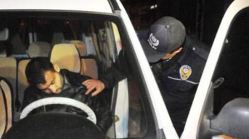 Alkoll&uuml; s&uuml;r&uuml;c&uuml;, valinin makam aracına &ccedil;arptı