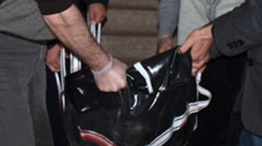 Tartıştığı eşini 8 yerinden bı&ccedil;akladı