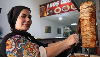 2 &ccedil;ocuk annesi d&ouml;ner bı&ccedil;ağını eline alıp tezgaha ge&ccedil;ti! M&uuml;şteriler g&ouml;r&uuml;nce &ldquo;Usta yok mu?&rdquo; diye soruyor