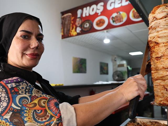 2 &ccedil;ocuk annesi d&ouml;ner bı&ccedil;ağını eline alıp tezgaha ge&ccedil;ti! M&uuml;şteriler g&ouml;r&uuml;nce &ldquo;Usta yok mu?&rdquo; diye soruyor