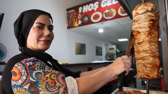 2 çocuk annesi döner bıçağını eline alıp tezgaha geçti! Müşteriler görünce “Usta yok mu?” diye soruyor
