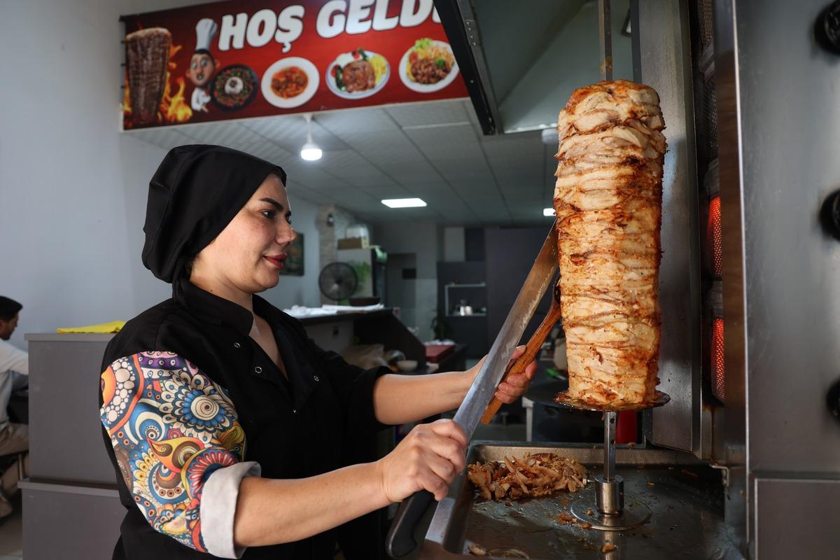 2 çocuk annesi döner bıçağını eline alıp tezgaha geçti! Müşteriler görünce “Usta yok mu?” diye soruyor 1