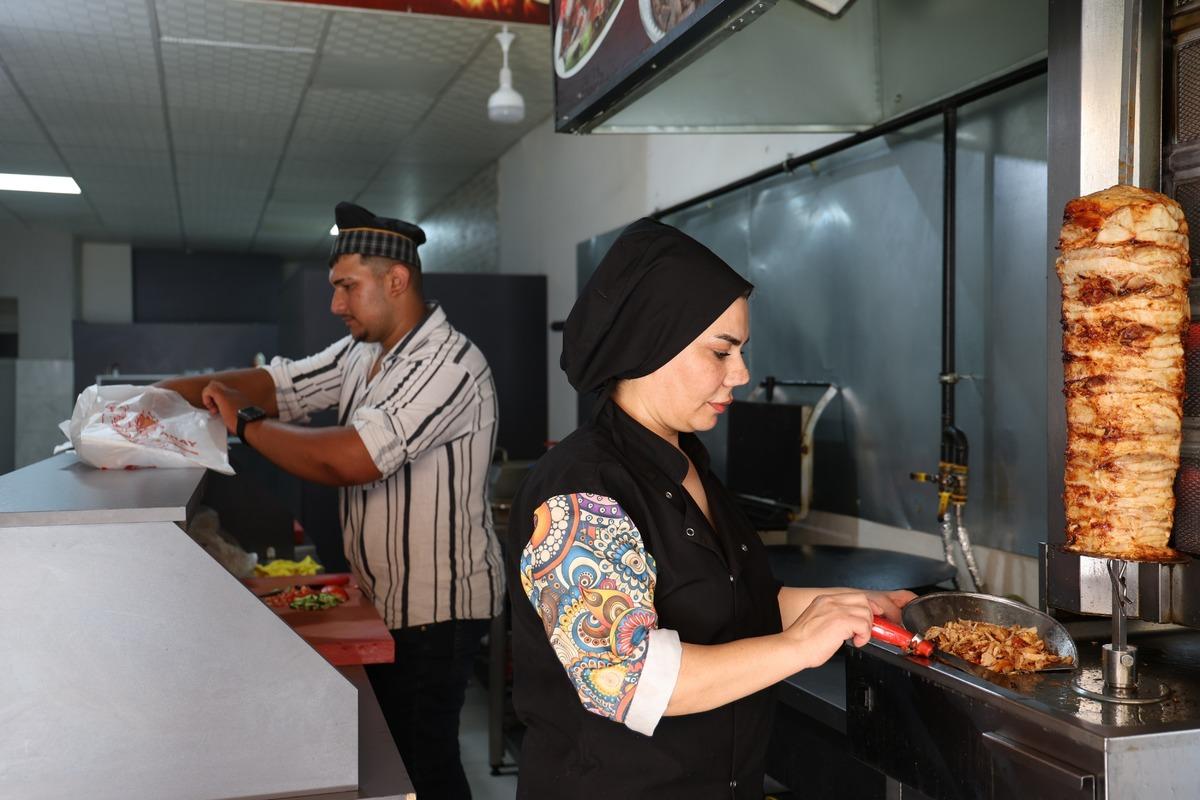 2 çocuk annesi döner bıçağını eline alıp tezgaha geçti! Müşteriler görünce “Usta yok mu?” diye soruyor 2