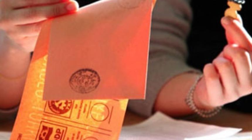 Başkasının yerine oy kullanırken yakalandılar