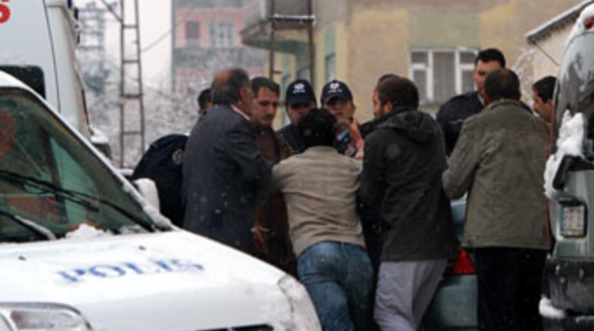 Kendini iple tavana astı